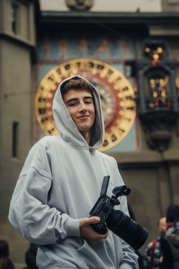 Nik Aregger mit Kamera in Bern